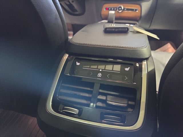 2024 Volvo XC90 Plus Bright Theme