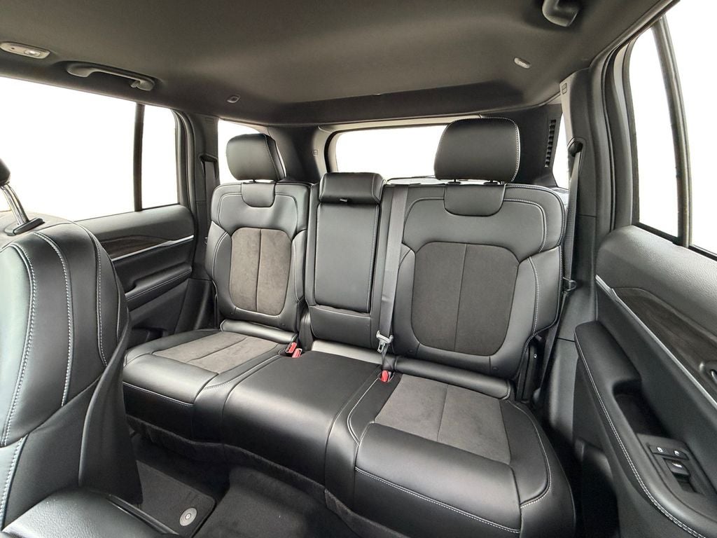 2027 Jeep Grand Cherokee Laredo Altitude