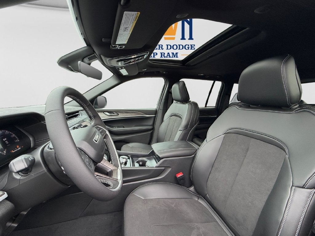 2027 Jeep Grand Cherokee Laredo Altitude