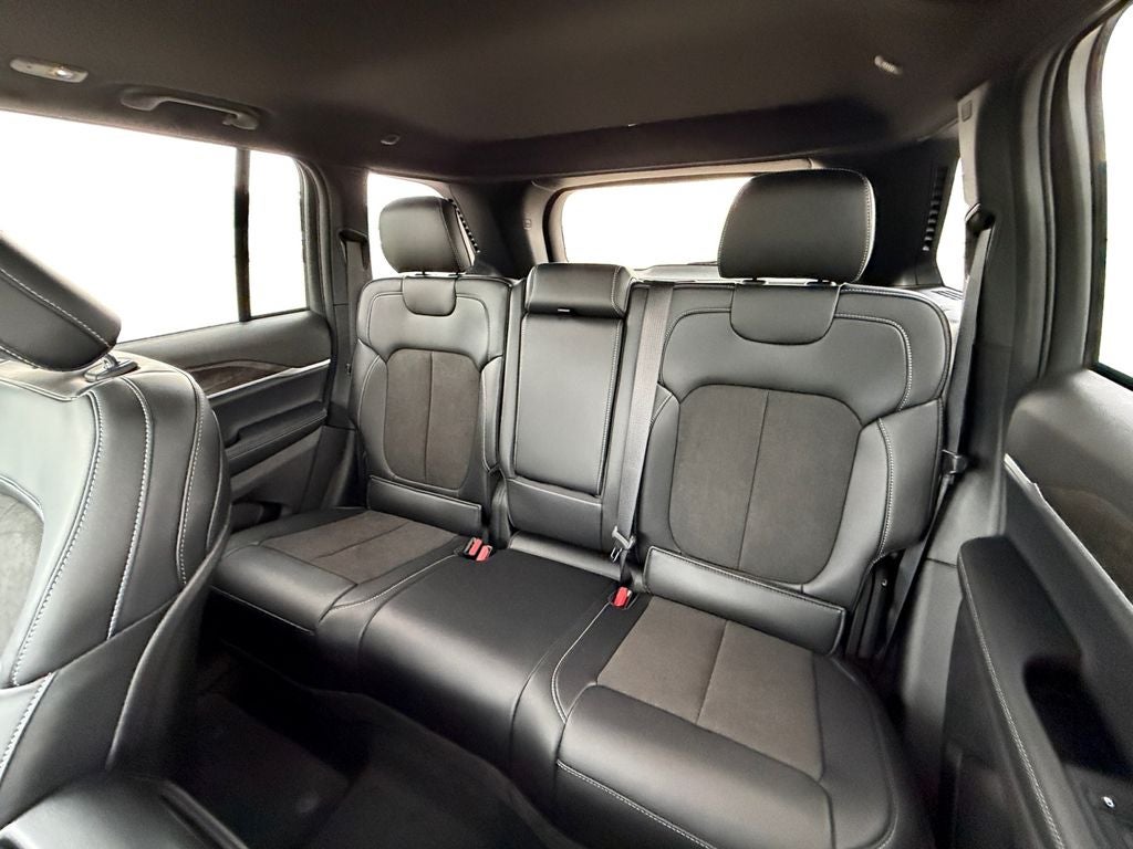 2027 Jeep Grand Cherokee Laredo Altitude