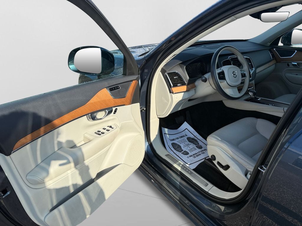 2021 Volvo XC90 T6 Momentum