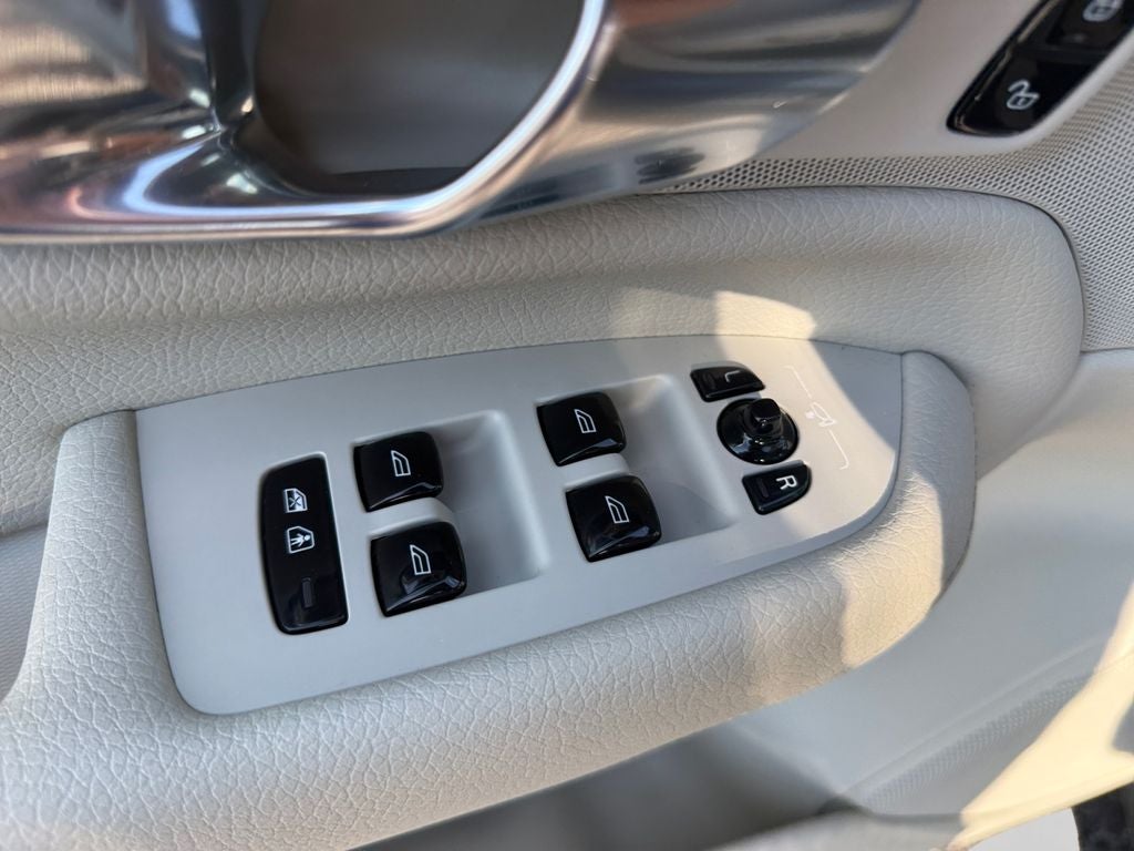 2021 Volvo XC90 T6 Momentum