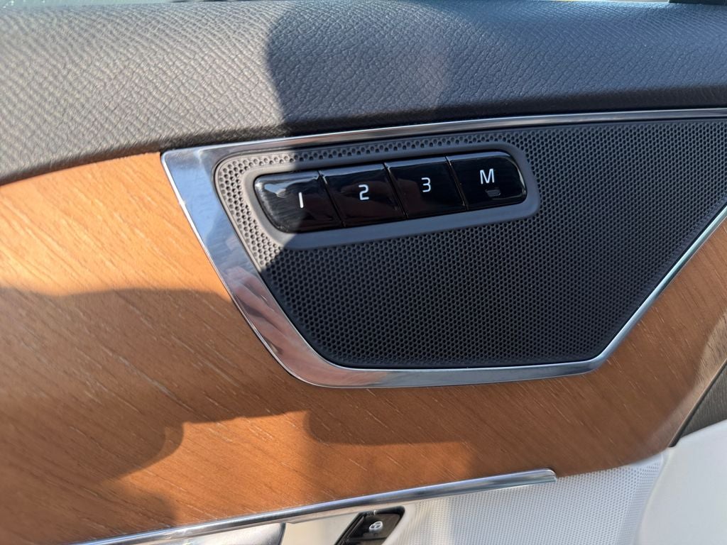 2021 Volvo XC90 T6 Momentum