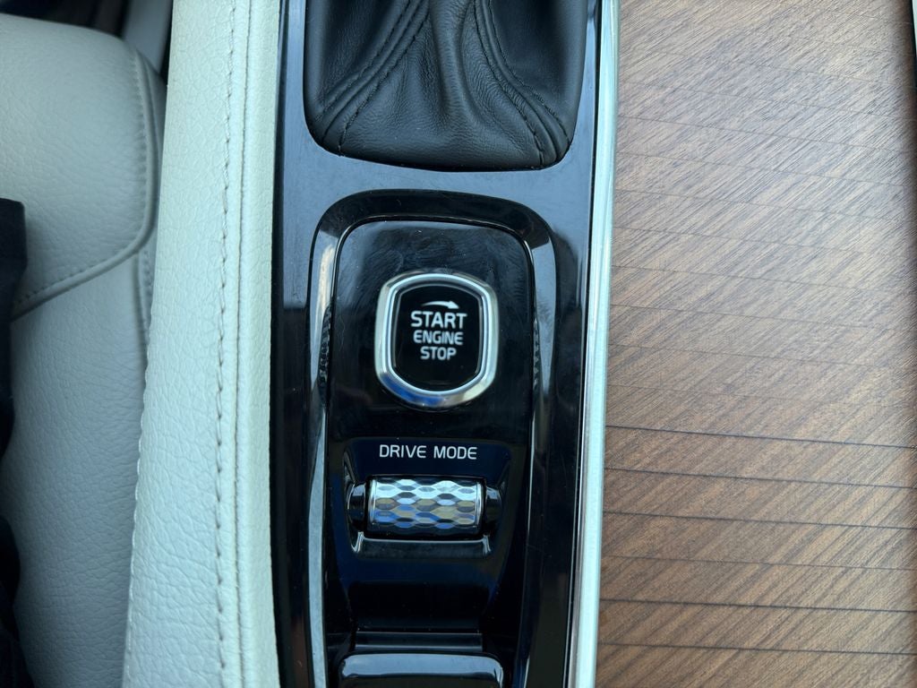 2021 Volvo XC90 T6 Momentum