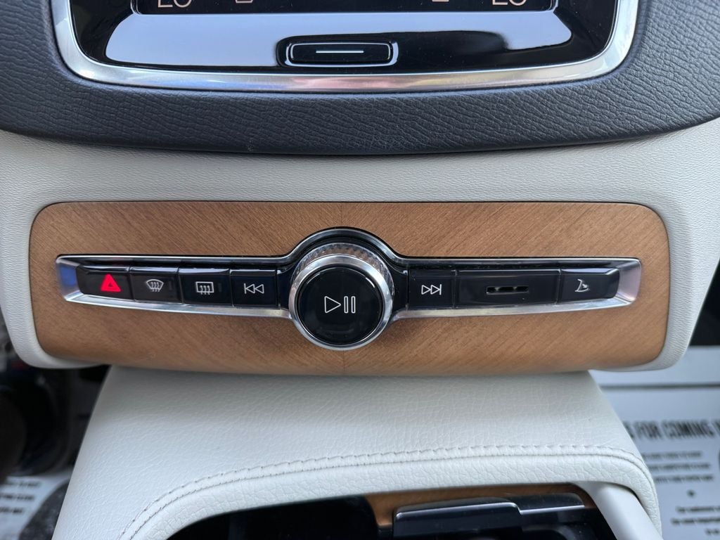 2021 Volvo XC90 T6 Momentum