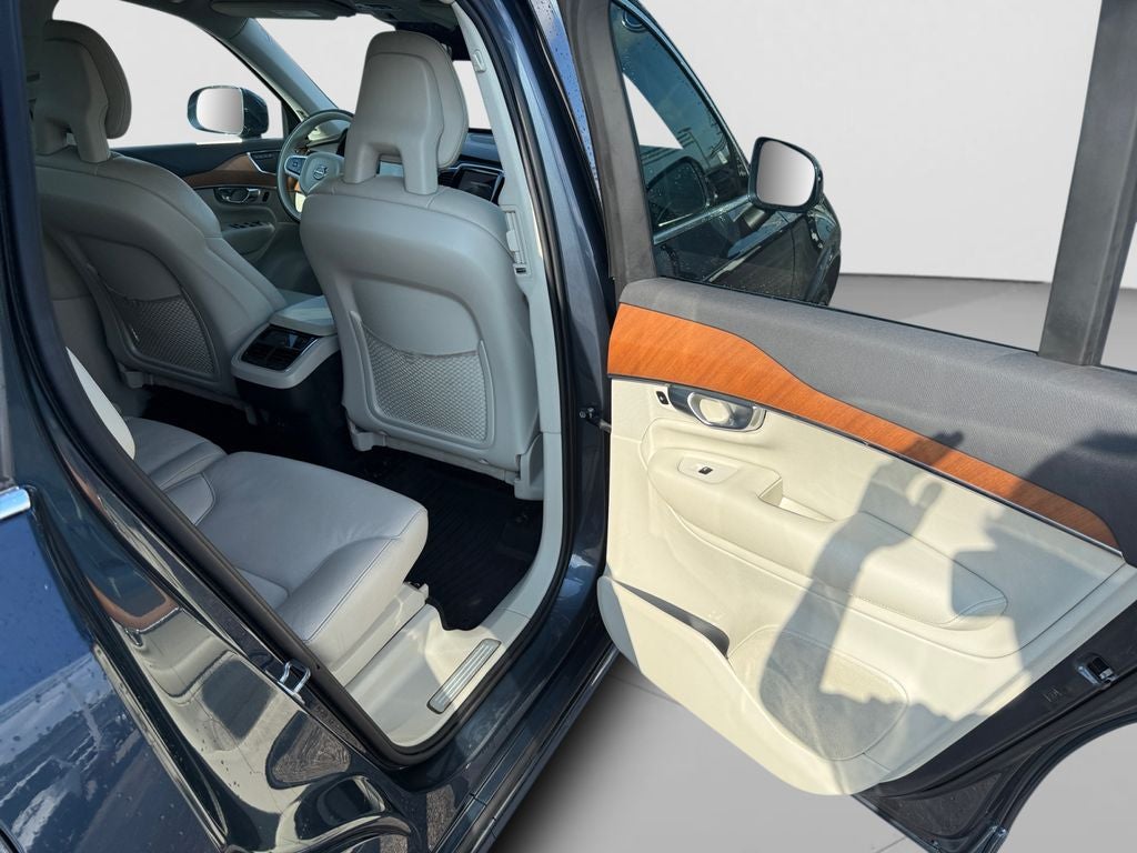 2021 Volvo XC90 T6 Momentum
