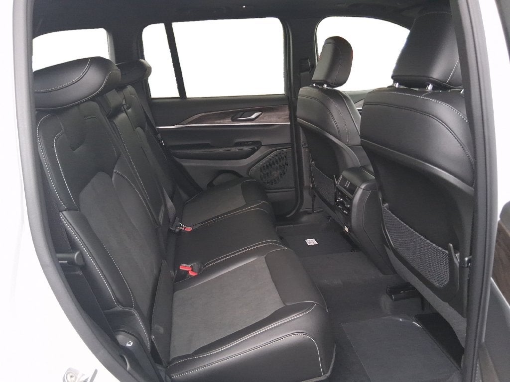 2027 Jeep Grand Cherokee GRAND CHEROKEE LAREDO ALTITUDE 4X4