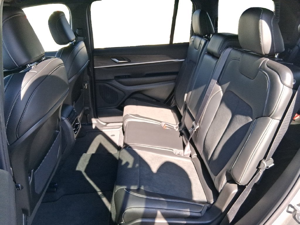2027 Jeep Grand Cherokee L GRAND CHEROKEE L LAREDO ALTITUDE 4X4