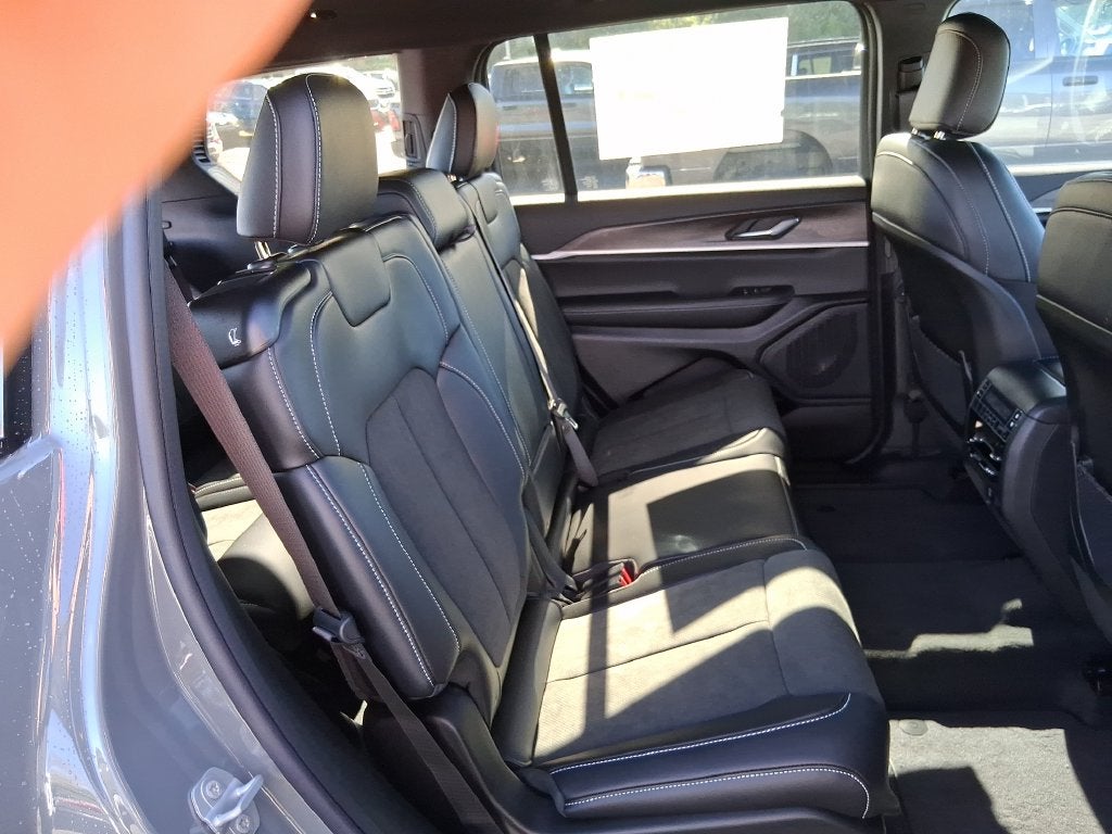 2027 Jeep Grand Cherokee L GRAND CHEROKEE L LAREDO ALTITUDE 4X4