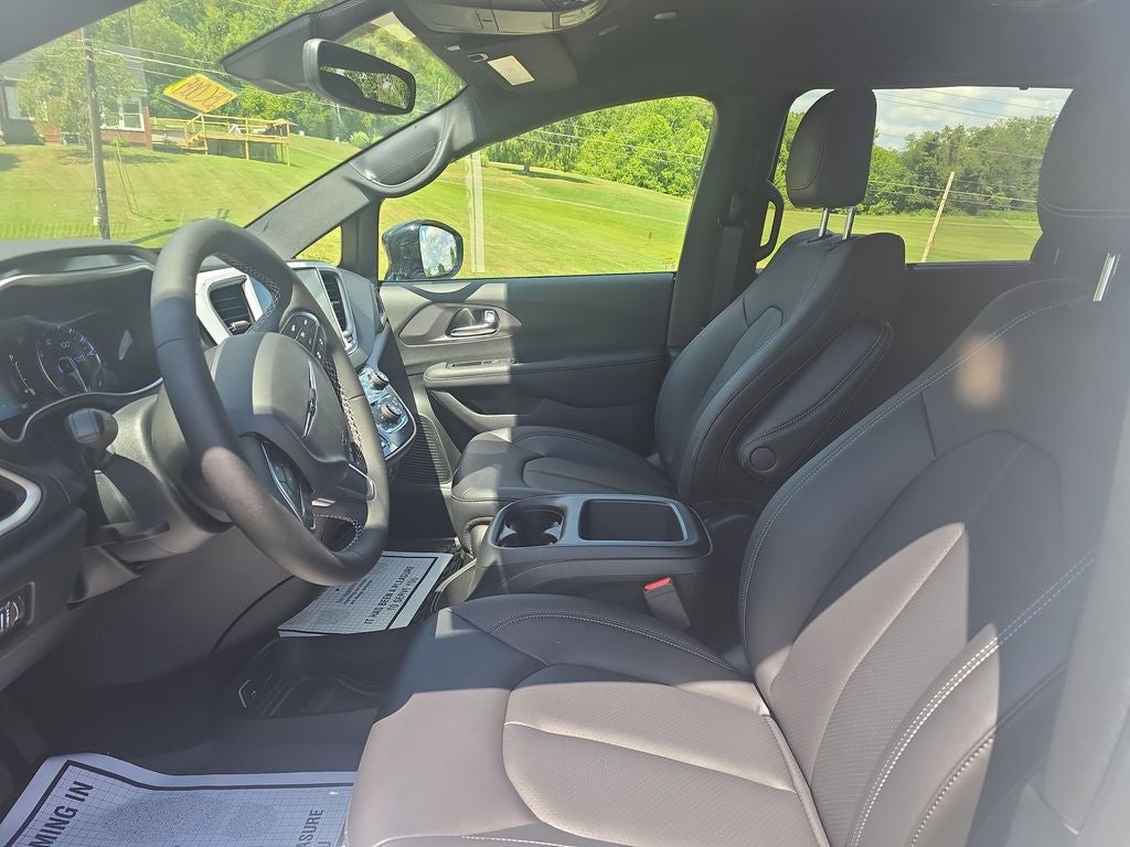 2025 Chrysler Voyager VOYAGER LX