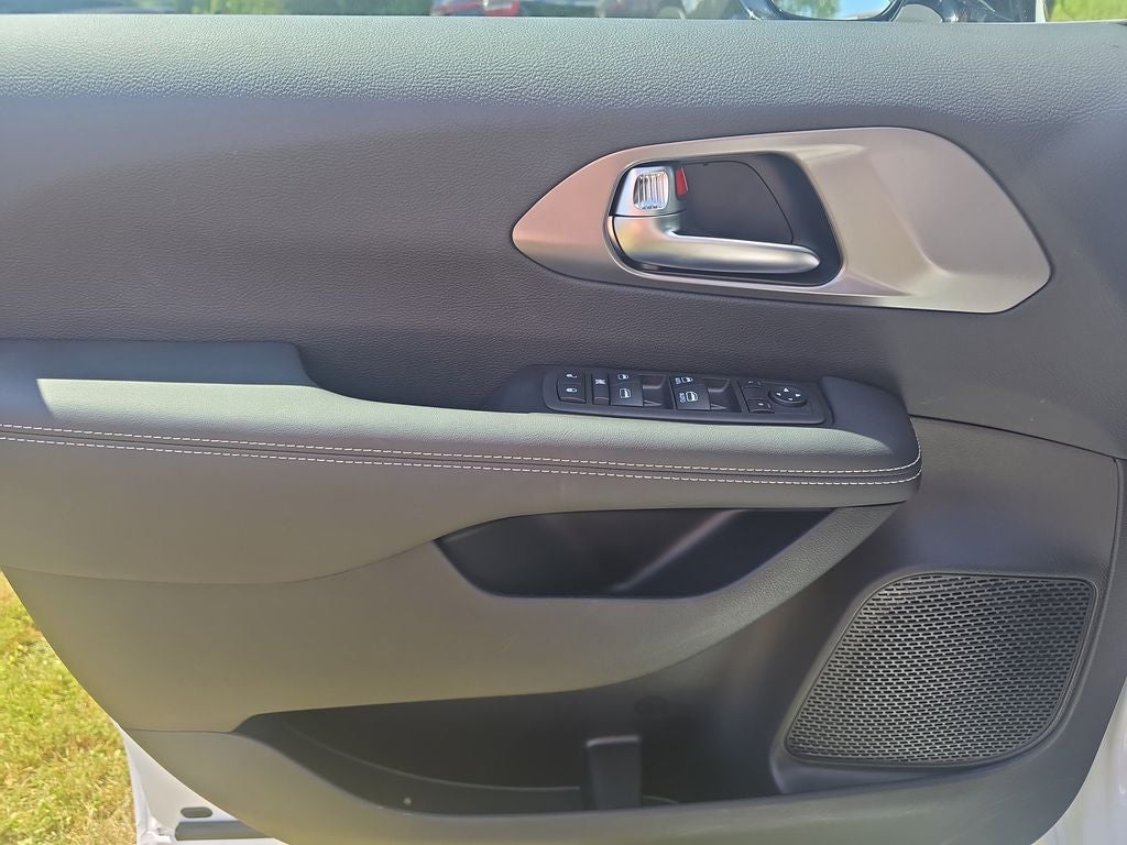 2025 Chrysler Voyager VOYAGER LX