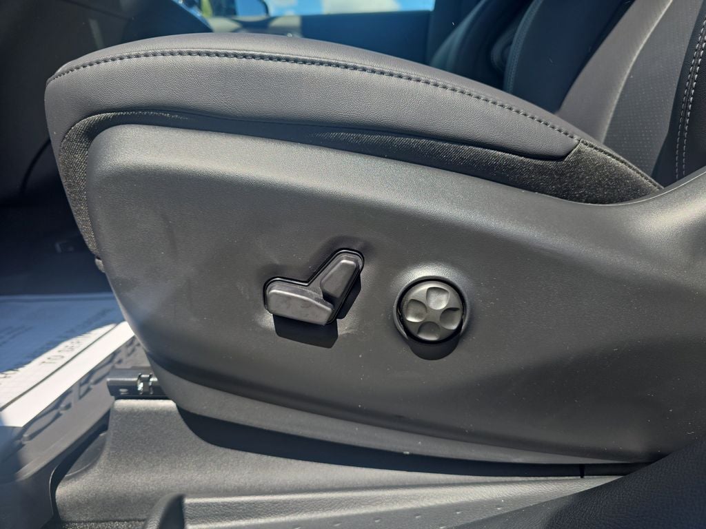 2025 Chrysler Voyager VOYAGER LX