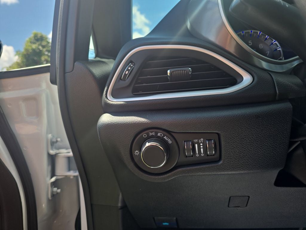 2025 Chrysler Voyager VOYAGER LX